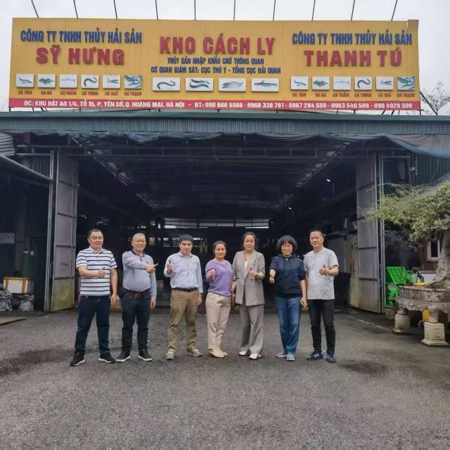 丁红亮（右二）前往越南市场考察。