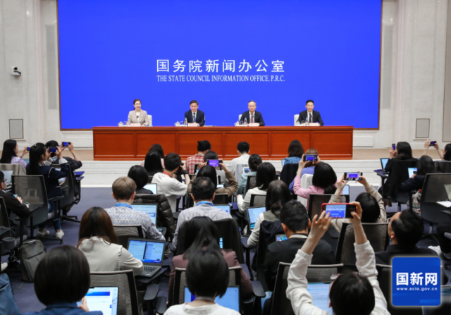 央行宣布降准降息，增加支农支小再贷款额度3000亿元。