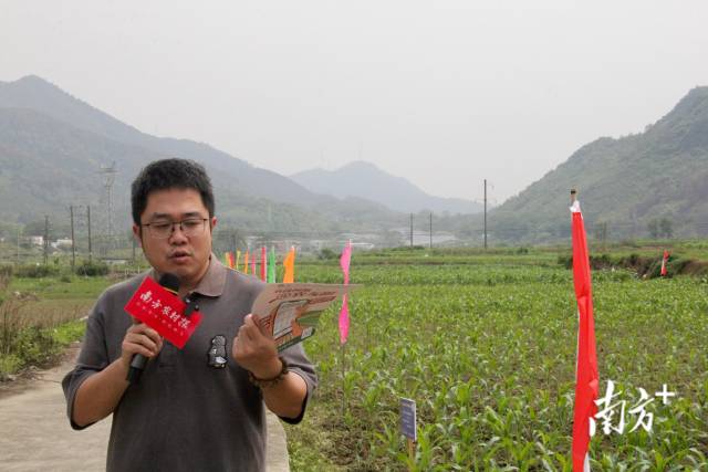 工作人员介绍“农友圈” 