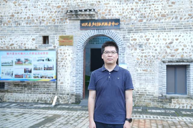 钟威接受采访。