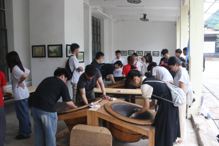 高校师生亲身体验英德红茶制茶工艺