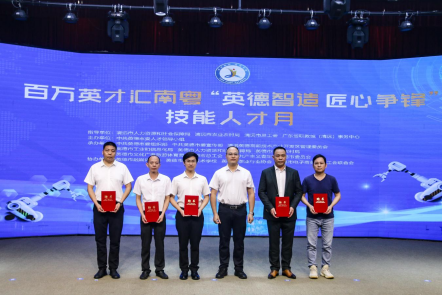 各赛事评委代表领取赛事评委聘书