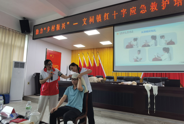 文祠镇红十字应急救护培训班进行实操演示。