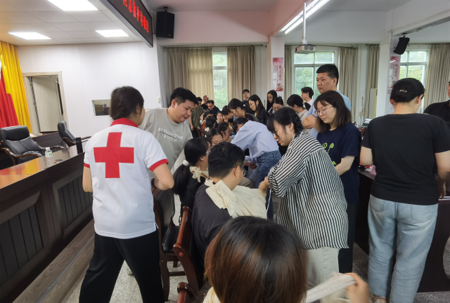 文祠镇红十字应急救护培训班学员参与现场实操互动。