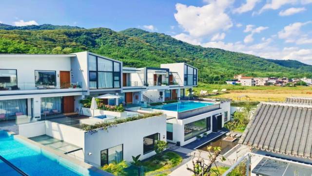 位于广州市增城区派潭镇佳松岭新屋的麦客72House民宿，历史感与客家古村落文化沉淀随处可见。 