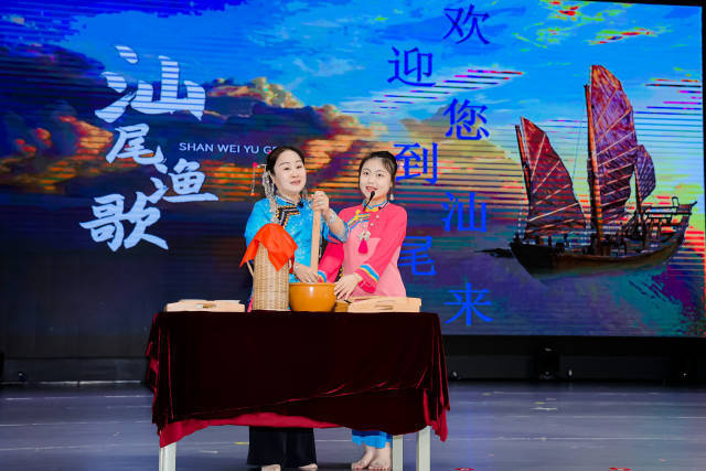 苏益加（左）表演《咸茶歌》。  