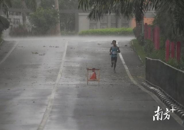 风雨无阻
！十五运会选手坚持完赛，茂名赛区暖心护航