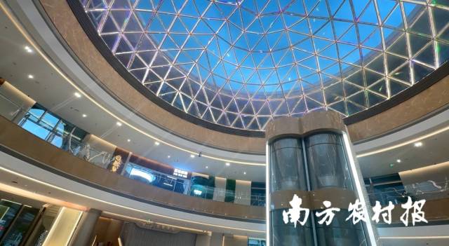 包茂高速柏桥服务区主楼顶部是“荔枝”造型。