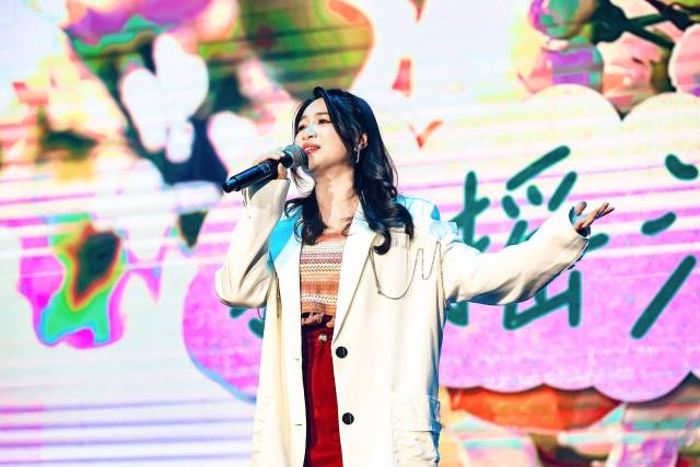 张琴演唱《梨花又开放》。  