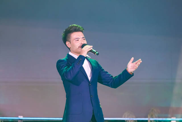 曲登演唱《父亲的草原母亲的河》。  