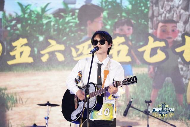 烨诚演唱《外婆的村庄》。  