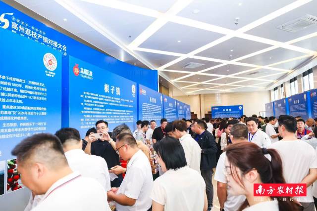 活动现场采购商云集，热闹非凡。