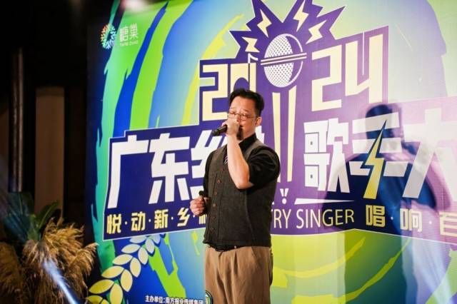 王健伟演唱《梦里阿妈听唔见》。  