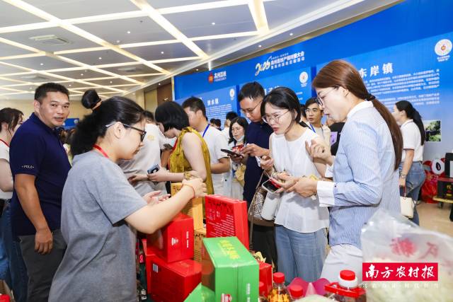 活动现场洽谈交流氛围热烈，高州荔枝深受欢迎。