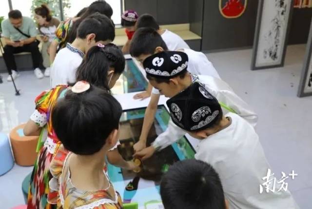 各族群众在“悦读粤有趣”城市书吧享受阅读快乐