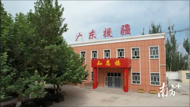 在广东援疆支持下，疏附县托克扎克镇中心小学校园面貌不断提升。