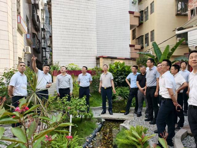 参观学习先进村四小园建设经验。街道供图