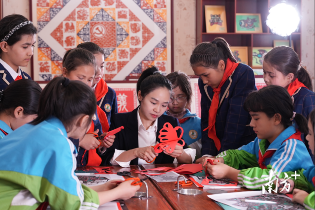 广东援疆教师陆婉静在教孩子们剪纸