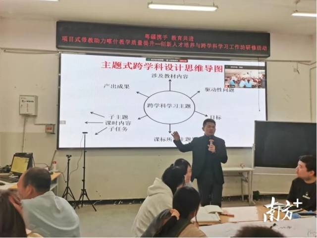 粤新两地教师共同研讨备课。