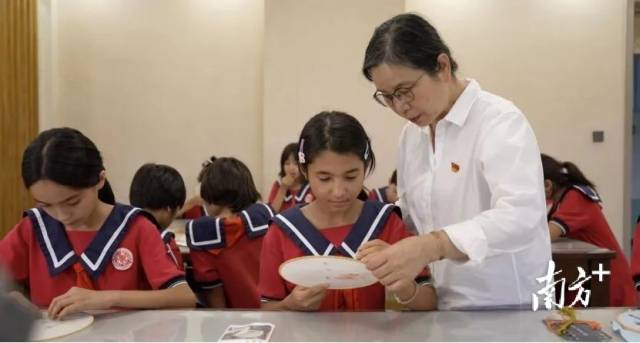 广东援疆教师为学生们开设中华优秀传统文化课程。