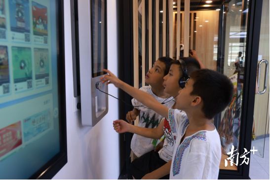 各族群众在“悦读粤有趣”城市书吧享受阅读快乐