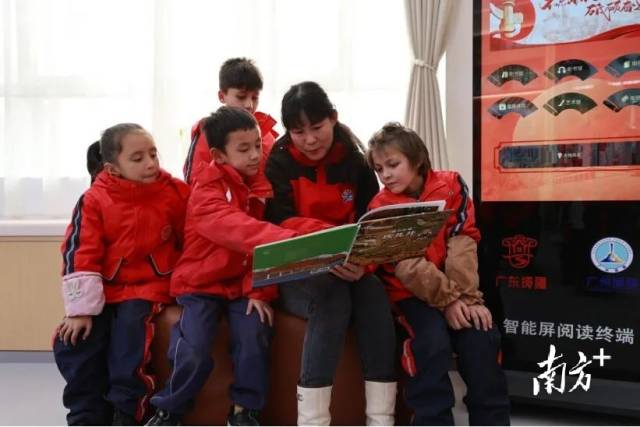 广东援疆在受援地校园打造了一批声像图书室。