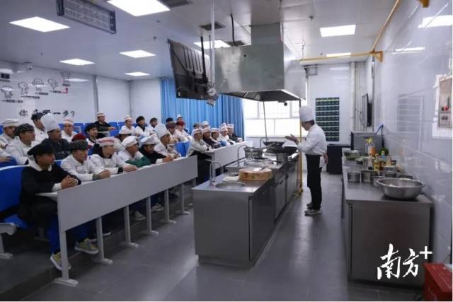 广东援疆依托喀什技师学院打造新疆首个粤菜学院，以“粤菜师傅”进疆工程推动技能援疆、文化润疆。