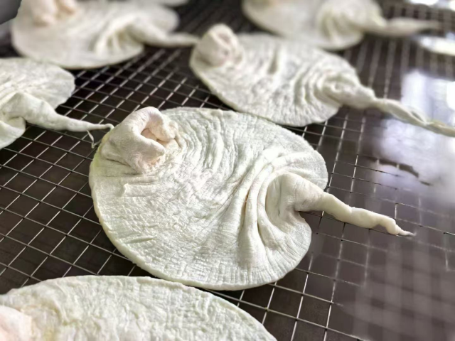 正在進行日曬風干的魚膠,。受訪者供圖