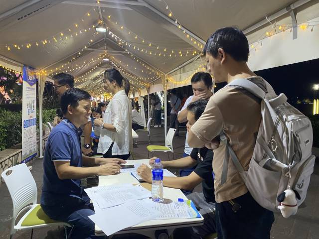 肇庆在紫荆西堤夜市首创“夜招聘”，边逛边投简历的模式吸引青年就业。王焌鑫摄