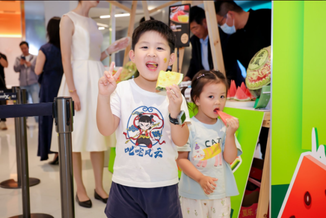 现场市民品尝山西夏县农特产品。