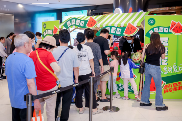 现场市民排长队品尝山西夏县西瓜。