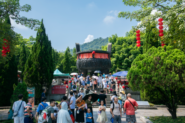 鼎湖山“问鼎祈福”成网红打卡点。