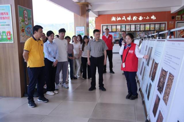 青年宣讲员范纯讲解馆藏文物 摄影:刘梓锋。 青年宣讲员范纯讲解馆藏文物 摄影:刘梓锋。