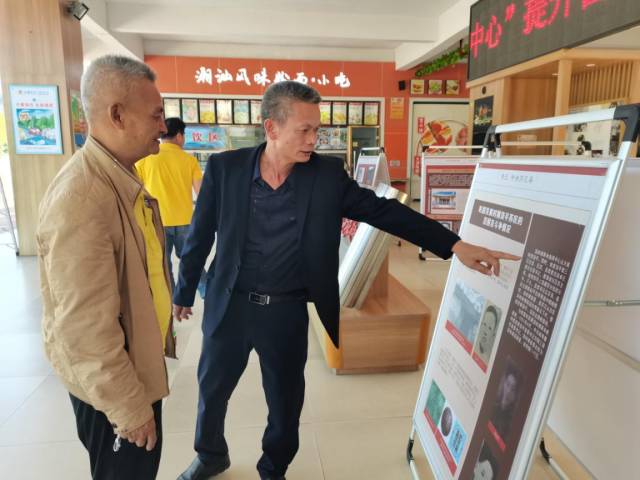 旅客观看红色革命史展 摄影:刘欢。 旅客观看红色革命史展 摄影:刘欢。