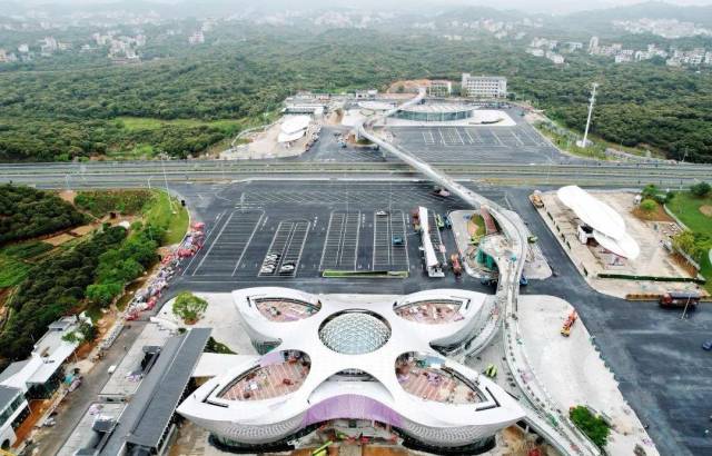 以荔枝为主题的包茂高速柏桥服务区即将开放使用。