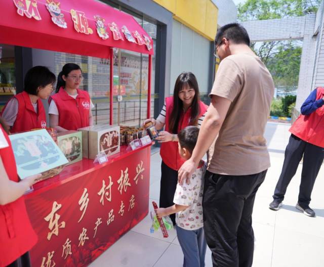 志愿者向旅客推介优质农产品 摄影:刘梓锋。 志愿者向旅客推介优质农产品 摄影:刘梓锋。