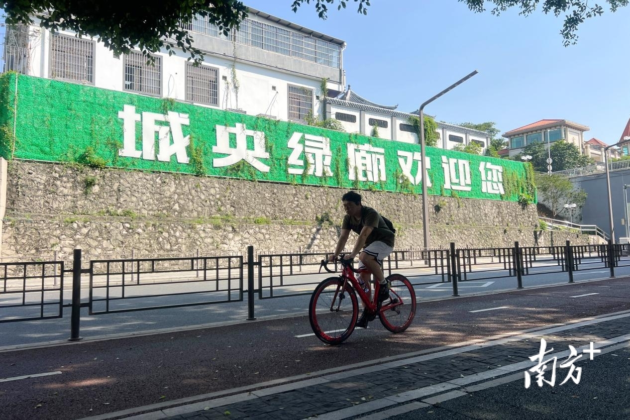 30名青年志愿者沿下沙公园至油湾公园绿道骑行约6公里。