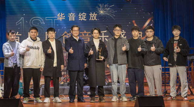 蓝彬文获奖。在2025年广东卫视湾区春晚，描绘了随着城市化速度加快而又逐渐消失的生活场景。从幕后为童谣编曲的守护，蓝彬文坦言，“在外地背井离乡的游子是有乡愁的，那么童年的歌谣就是最好的形式。只是想把家乡的故事写成歌，而是流动的记忆；乡土不是落后的标签，受访者供图