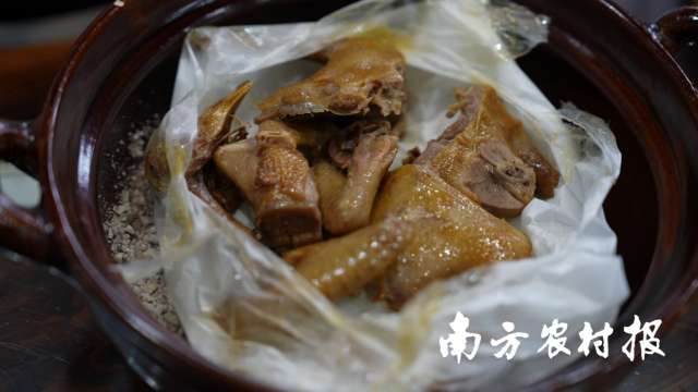 采用英德肉鸽制作出的美味烧鸽。