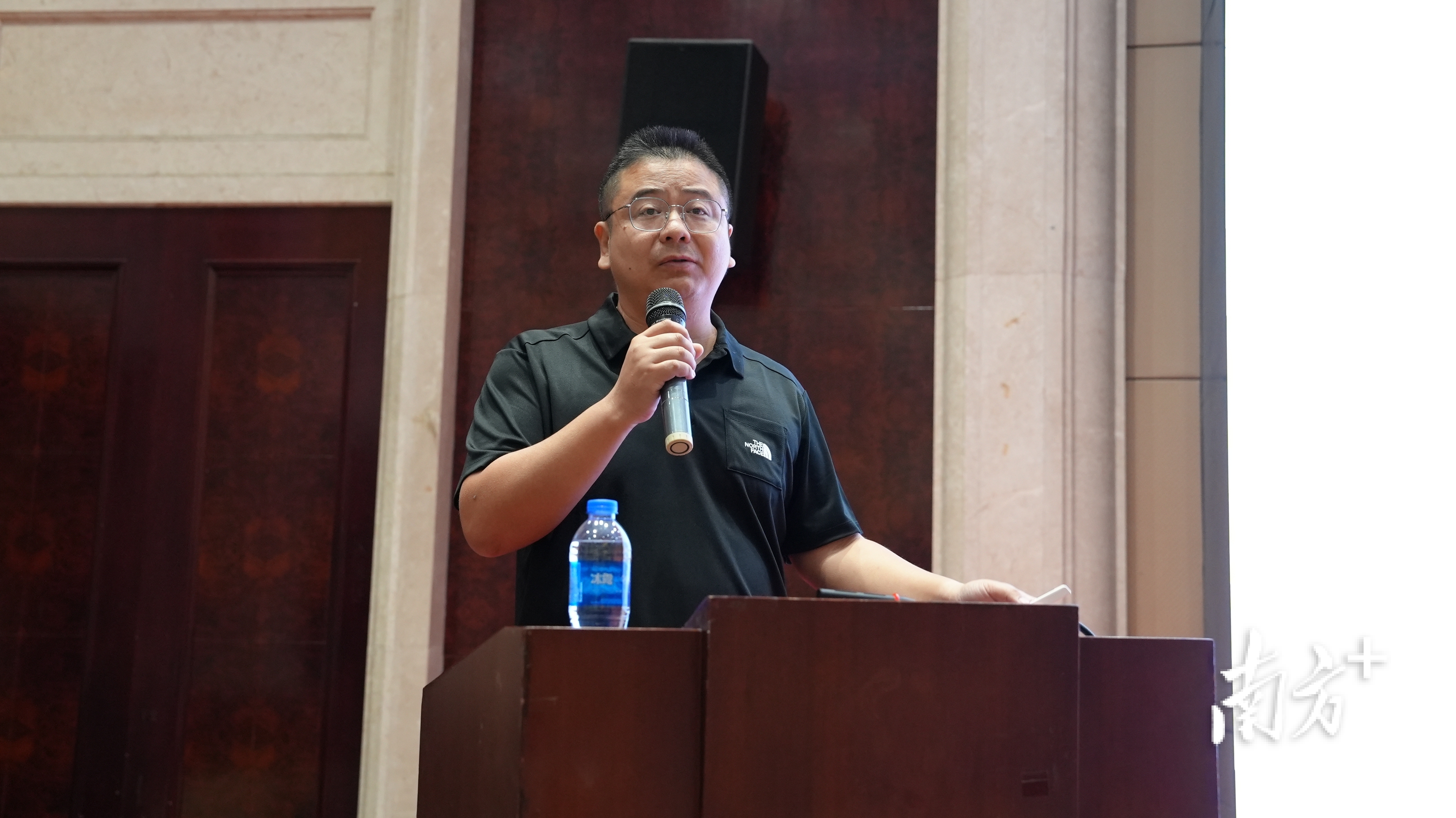 中国农业科学院蔬菜花卉研究所研究员谢文重点介绍了三位一体豇豆害虫防治技术
