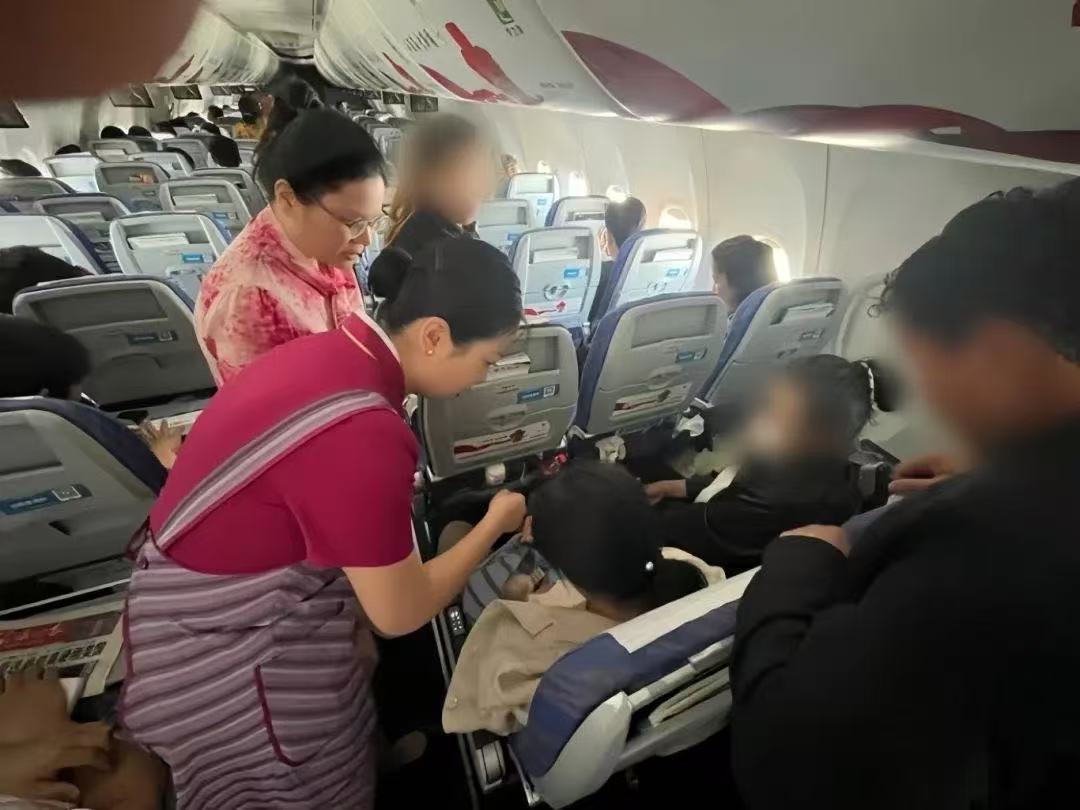 蔡霞(乘务员身后红衣者)与其他医务人员在飞机上开展紧急救援。