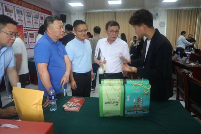 与会嘉宾深入交流