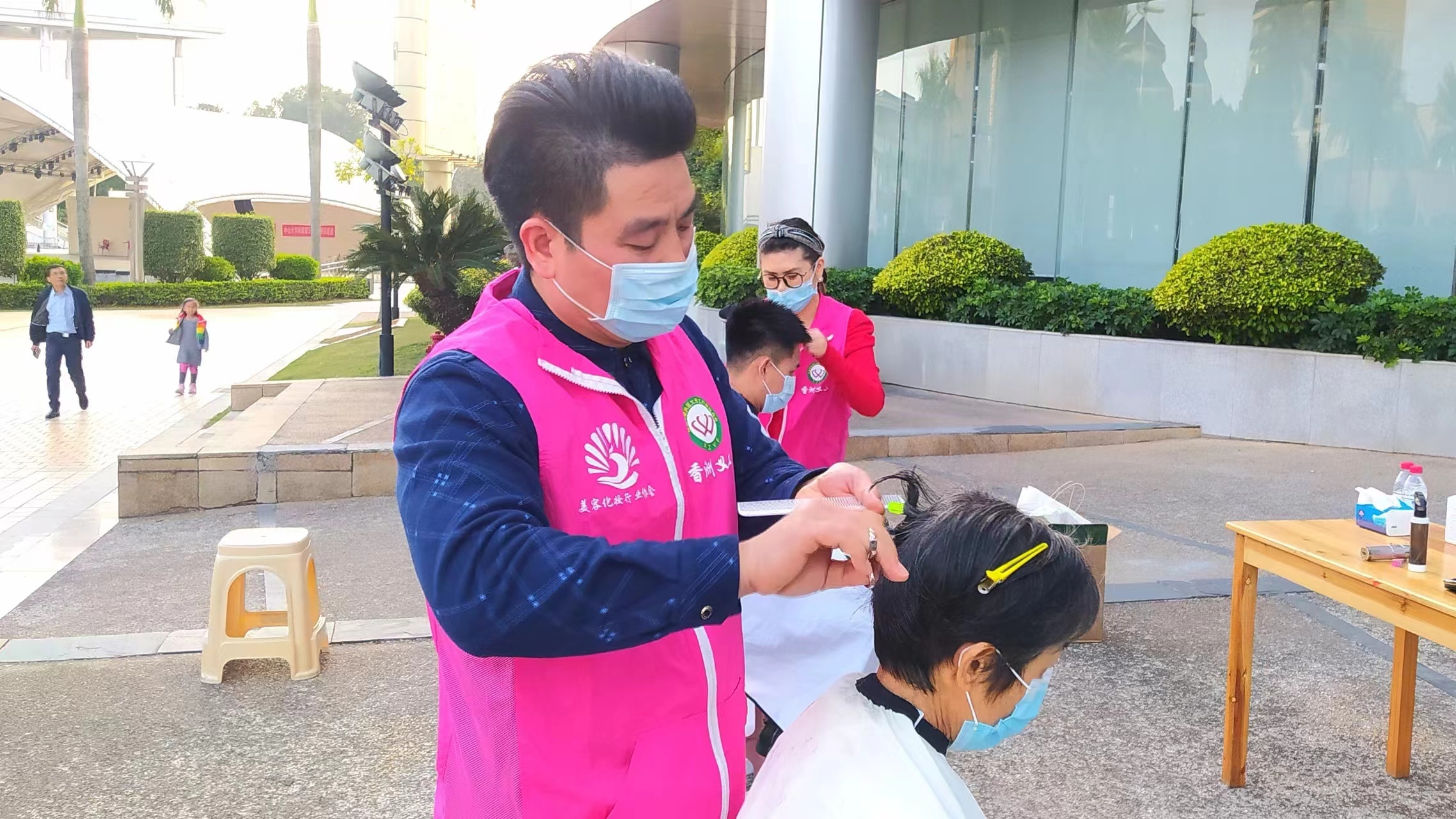 疫情防控期间，朱锡勇率队在中大五院、香洲区人民医院等30个防疫点搭建临时理发室，开展义剪活动。