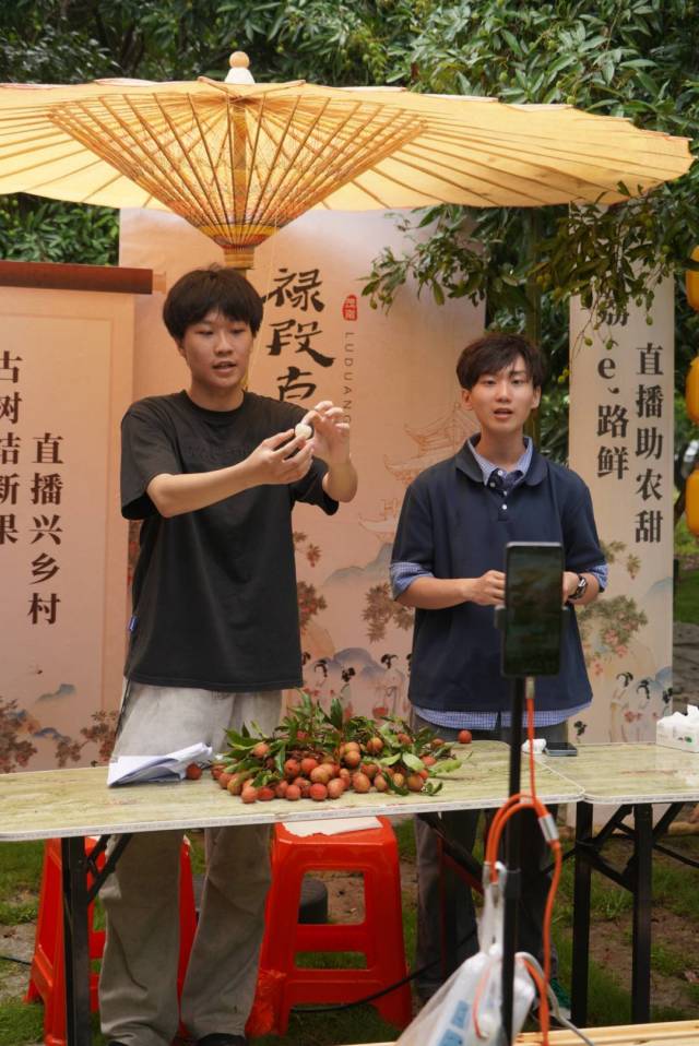 “三农”主播在古荔园内直播带货。