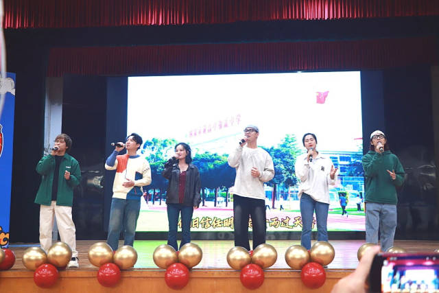 潘德林演出现场。受访者供图 潘德林演出现场。受访者供图