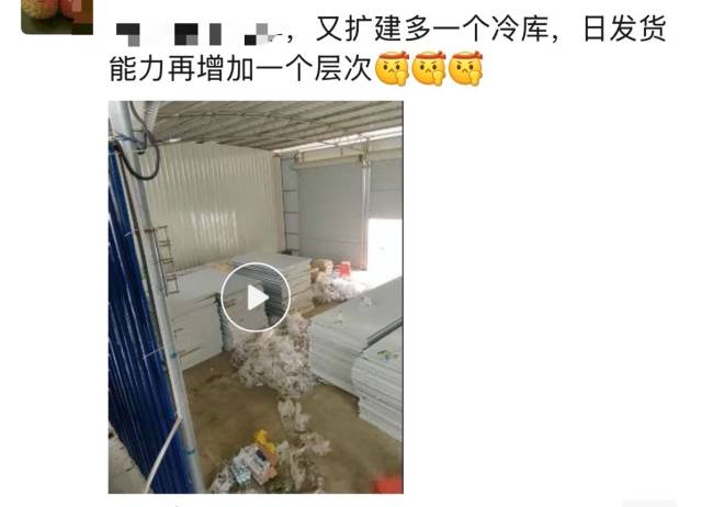 直播间内主播不间断推介茂名荔枝。黑叶、老客复购率高达93%，展示荔枝非遗，白糖罂5斤预售还有最后5个库存。在他承包的六百余亩水库孤岛上，将茂名荔枝推向更广阔的市场，一口爆汁”。泛黄的本子上，