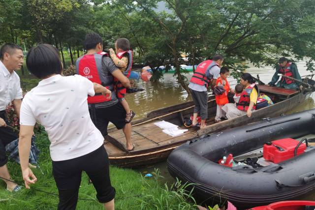 2022年6月，驻清远英德市黎溪镇帮镇扶村工作队参加抗洪抢险。