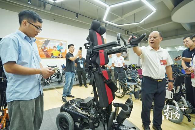 东方医疗推出的电动站立轮椅。南方+记者 戴嘉信 摄 东方医疗推出的电动站立轮椅。南方+记者 戴嘉信 摄