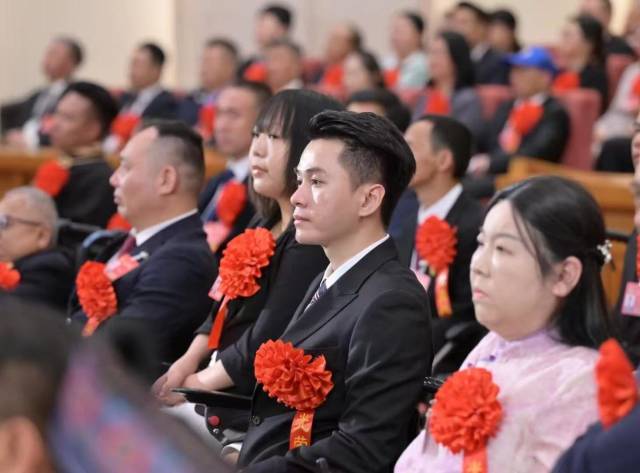 5月16日,，黃忠亨參加第七次全國自強模范暨助殘先進表彰大會。