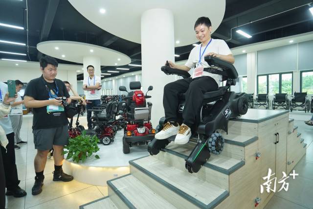 凯洋医疗推出的全地形无障碍轮椅。南方+记者 戴嘉信 摄 凯洋医疗推出的全地形无障碍轮椅。南方+记者 戴嘉信 摄